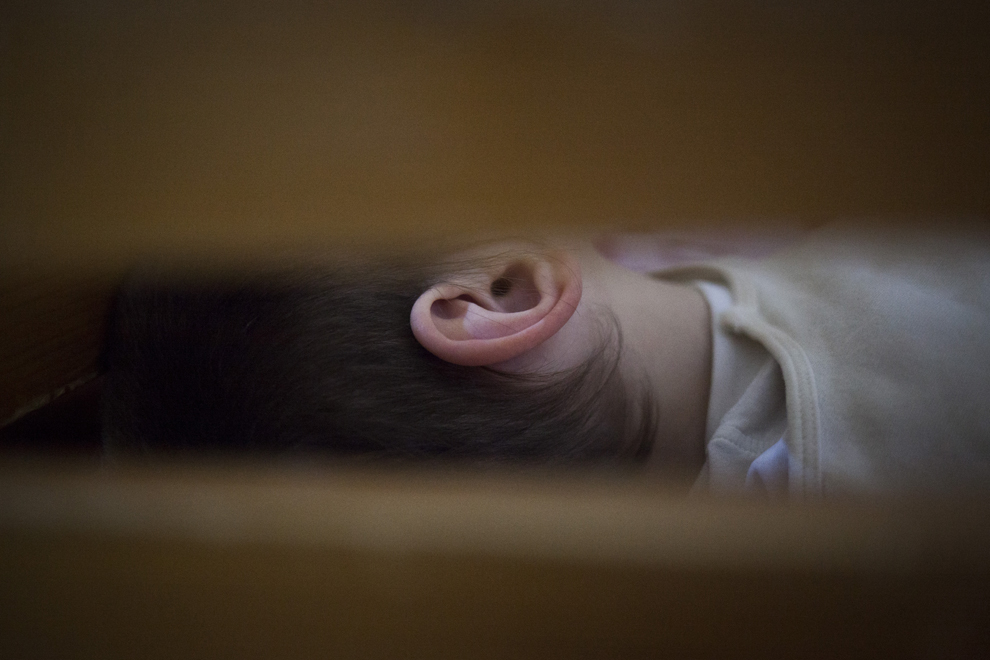 Copil într-un Centru de Recuperare pentru Copiii cu Dizabilităţi Severe din România, luni, 24 noiembrie 2014.