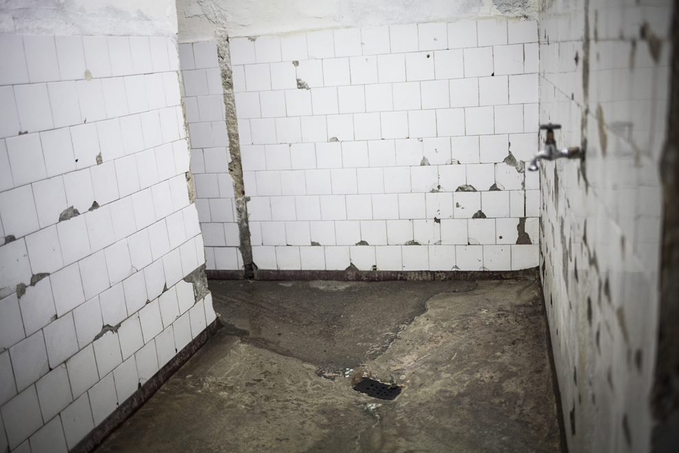 Sala de duş a unei secţii închise dintr-un spital de psihiatrie din România, vineri 21 noiembrie 2014.