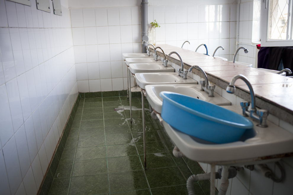 Sala de baie a unui Centru de recuperare pentru Copiii cu Dizabilităţi Severe, în Târgu Jiu, joi, 20 noiembrie 2014.