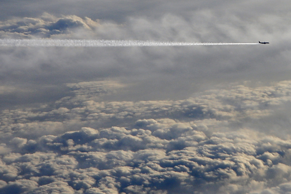 Un avion poate fi văzut zburând deasupra plafonului de nori, în Linz, Austria, miercuri, 10 octombrie 2012. 