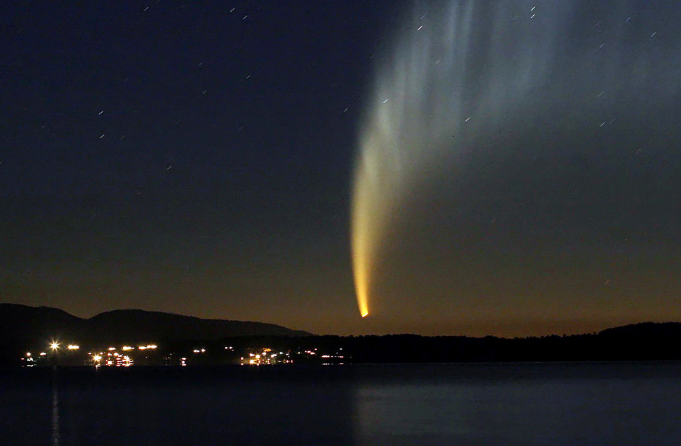Cometa McNaught văzută în dimineaţa zilei de vineri, 19 ianuarie 2007, la Pucon, în perimetrul lacului Calafquen, la aproximativ 900 km sud de Santiago, Chile. 