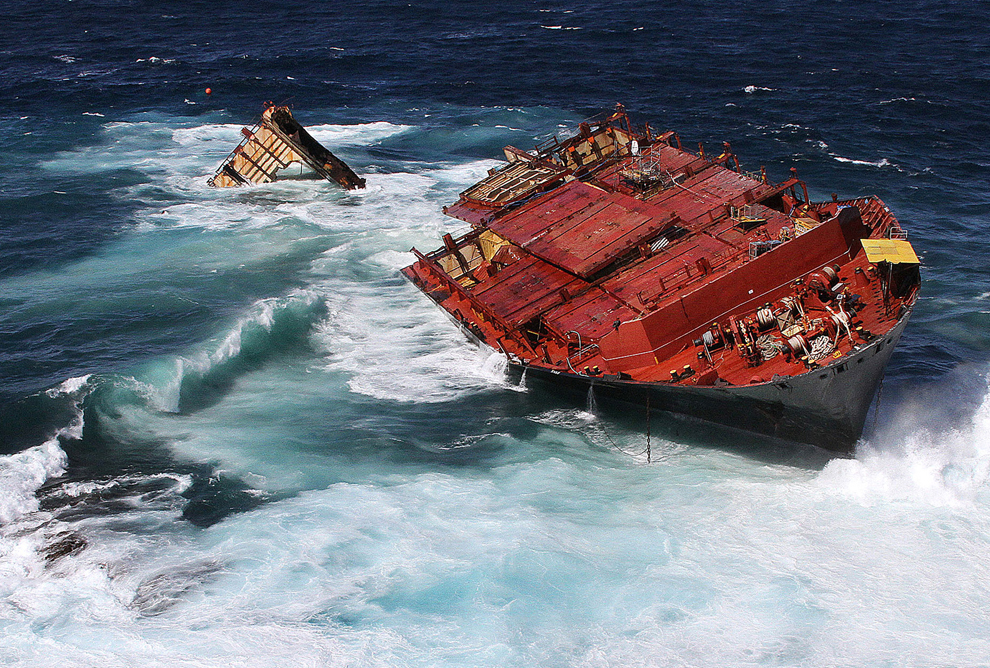 O fotografie făcută publică de către marina Noii Zeelande pe 4 aprilie 2012  înfăţişează cargobotul Rena, naufragiat în reciful Astrolabe, în timp ce este lovit de valuri înalte, în largul coastei Tauranga. Pupa navei care a produs cel mai mare dezastru ecologic marin din istoria Noii Zeelande s-a scufundat  miercuri, 4 aprilie 2013. 