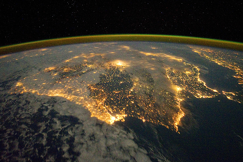 O fotografie făcută publică pe 26 decembrie 2011 de către NASA înfăţişează peninsula iberică evidenţiată de iluminatul urban din Spania şi Portugalia, duminică, 4 decembrie 2011. 