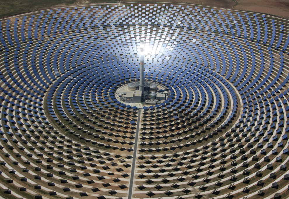 Uzina termosolară Torresol Energy Gemasolar din Fuentes de Andalucia, în apropiere de Sevilia, prima care foloseşte la scară comercială tehnologia turnului central receptor şi a stocării căldurii în săruri lichide poate fi văzută într-o fotografie dată publicităţii de Gemasolar pe 4 octombrie 2011. 