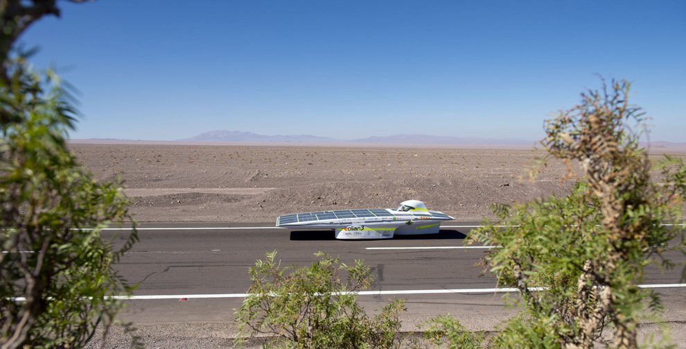 Echipa chiliană Eolian 3 concurează în a doua etapă a Competiţiei Solare Atacama, o cursă organizată pentru automobilele solare în deşertul Atacama din nordul statului Chile, în apropiere de San Pedro de Atacama, duminică, 16 noiembrie 2012. 