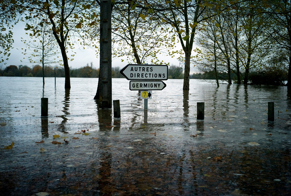 Două indicatoare de circulaţie de pe o stradă inundată de fluviul Loara, după o ploaie torenţială, pot fi văzute în localitatea Fourchambault din centrul Franţei,  joi, 6 noiembrie 2008. 