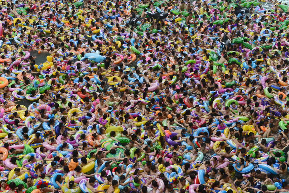 Mii de oameni fac baie în staţiunea turistică "Chinese Dead Sea", în Suining, China, duminică, 28 iulie 2013. 