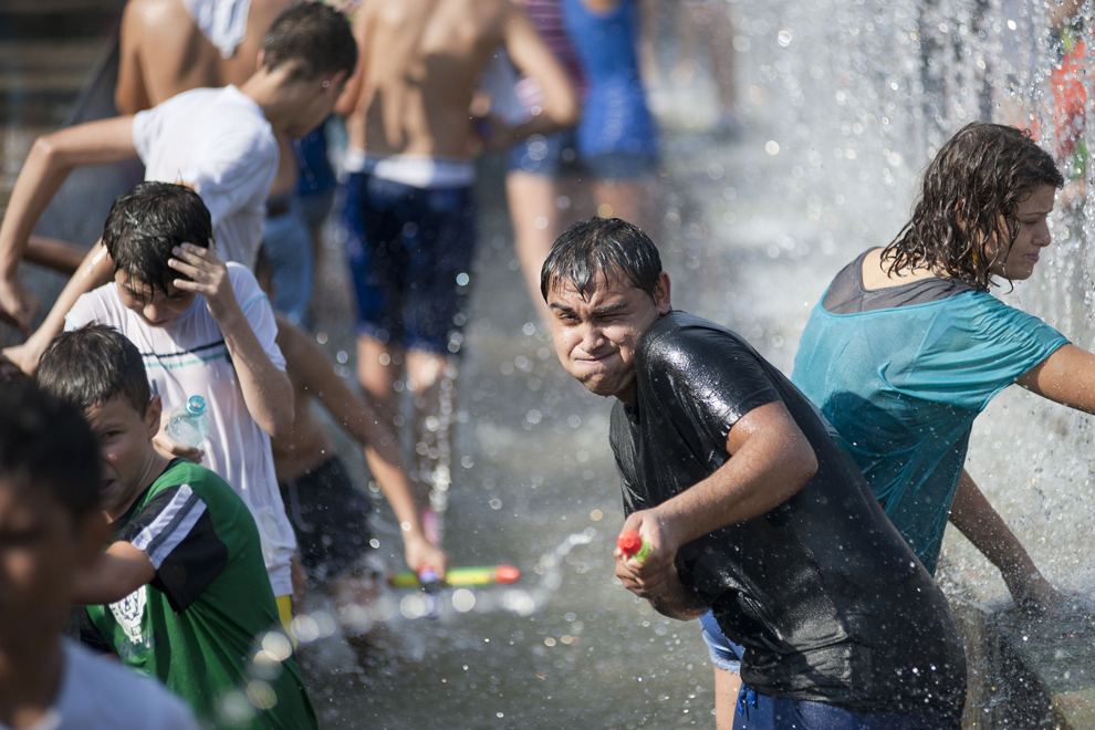 Tineri se stropesc cu apă, în timpul evenimentului "Cea mai mare bătaie cu apă", organizat de ProFm în Parcul Tineretului din Bucureşti, duminică, 25 august 2013.