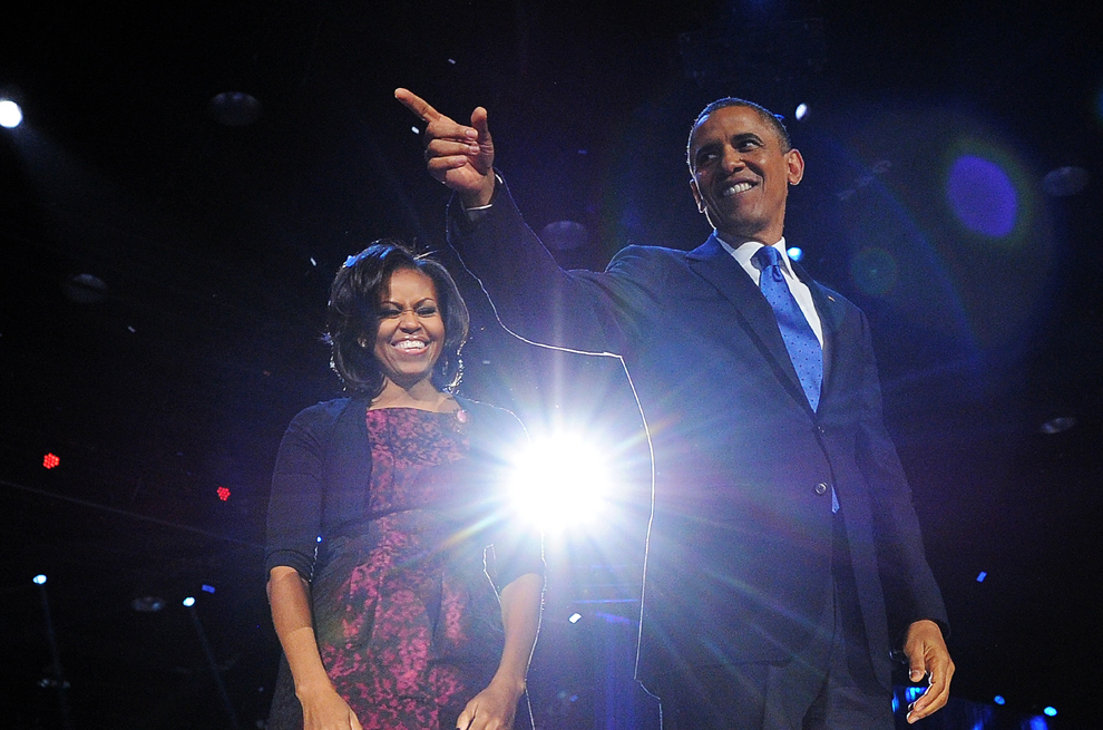 Preşedintele Statelor Unite ale Americii, Barack Obama sărbătoreşte noaptea alegerilor alături de prima doamnă, Michelle Obama, în Chicago, marţi, 6 noiembrie 2012. (Jewel Samad / AFP) 