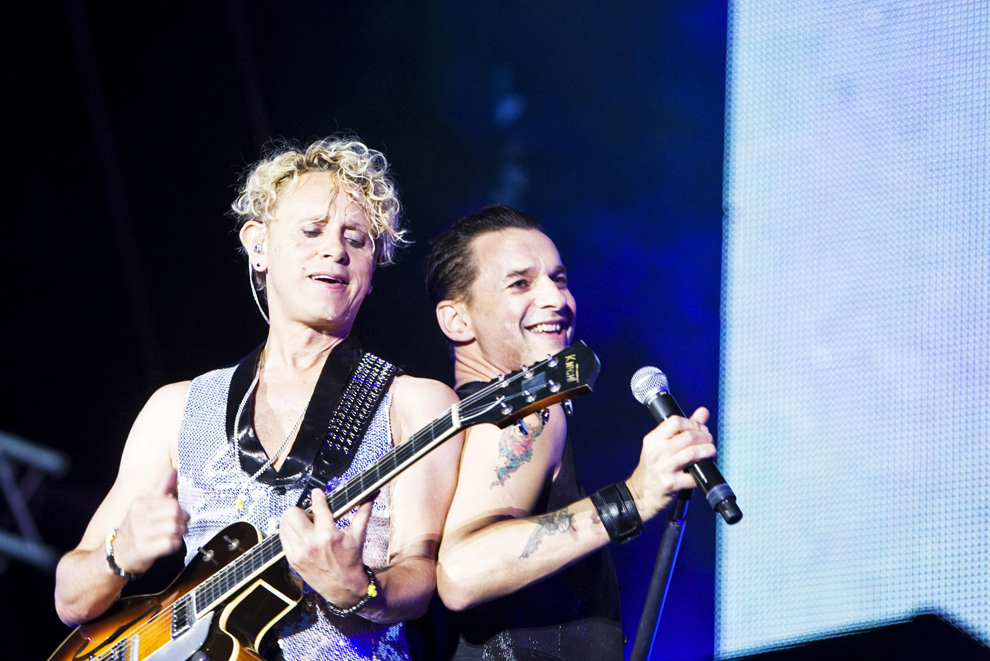Martin Gore şi Dave Gahan de la Depeche Mode, pe scenă, în timpul unui concert. 