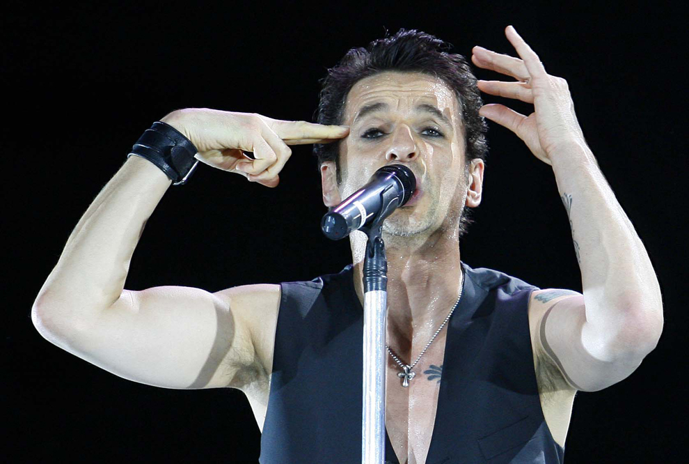 Dave Gahan, solistul formaţiei Depeche Mode, concertează pe scena amenajată pe stadionul naţional Lia Manoliu, la Bucureşti, vineri 23 iunie 2006. Formaţia Depeche Mode efectuează un turneu mondial de promovare a ultimului lor album, Playing the Angel.