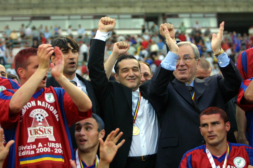 Formaţia Steaua Bucureşti a primit tricourile de campioni naţionali pentru sezonul 2000/2001, după partida terminată la egalitate, scor 3-3, pe teren propriu, cu formaţia FC Argeş, în ultima etapă a Divizie A "Ursus". În imagine, Gigi Becali.