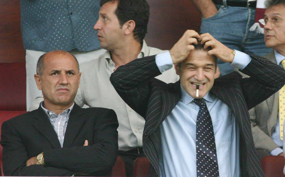 George Copos şi Gigi Becali urmăresc meciul de fotbal dintre Rapid Bucureşti şi Steaua, desfăşurat la Bucureşti, luni, 9 august 2004.