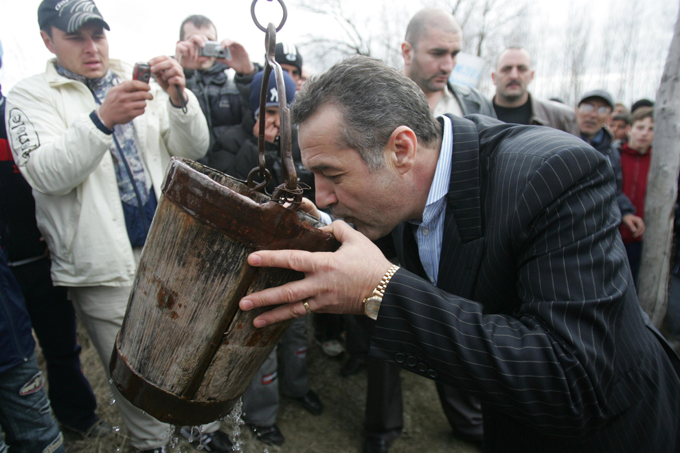 Gigi Becali bea apă din găleata fântânii de la mânăstirea Maglavit, la 71 de km de Craiova, vineri 24 martie 2006. Omul de afaceri a făcut o vizită în localitatea Maglavit unde doreşte să ajute material la continuarea construcţiei mânăstirii.