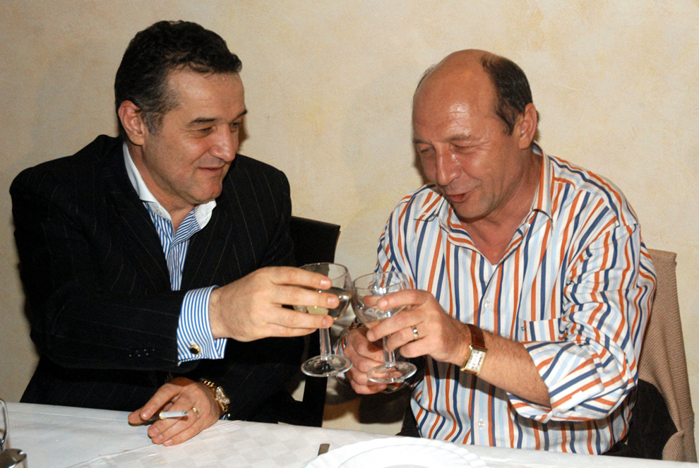 Patronul clubului FC Steaua Bucureşti, Gigi Becali (S), şi preşedintele Traian Băsescu (D), ciocnesc un pahar de vin, după victoria obţinută de echipa Steaua pe stadionul "Lia Manoliu" din Bucureşti, joi, 6 aprilie 2006.