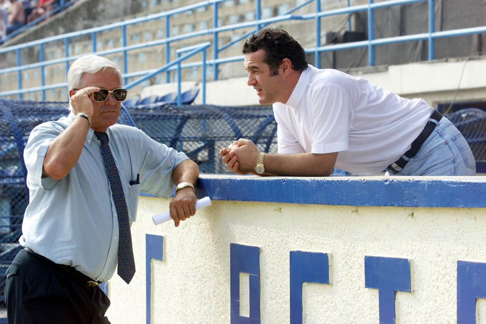 Alexandru Boc şi Gigi Becali discută în timpul meciului din etapa a II – a a Diviziei A dintre Petrolul Ploieşti şi Steaua, în Ploieşti, sâmbătă, 12 aucust 2000.
