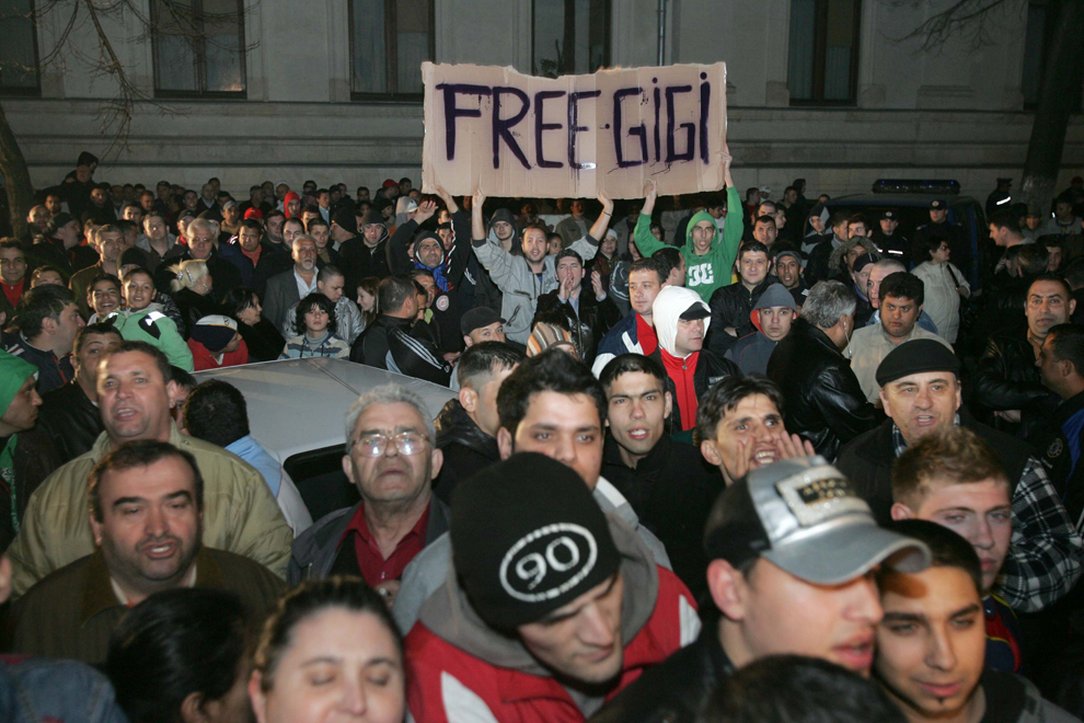 Un grup de oameni cer eliberarea lui Gigi Becali, în faţa sediului Judecătoriei Sectorului 1, în Bucureşti, joi, 2 aprilie 2009.