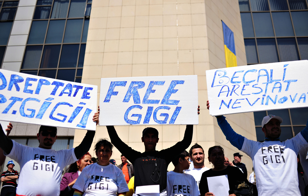 Simpatizanţii lui Gigi Becali protestează în faţa Tribunalului Bucureşti, luni, 6 aprilie 2009 şi cer eliberarea acestuia.