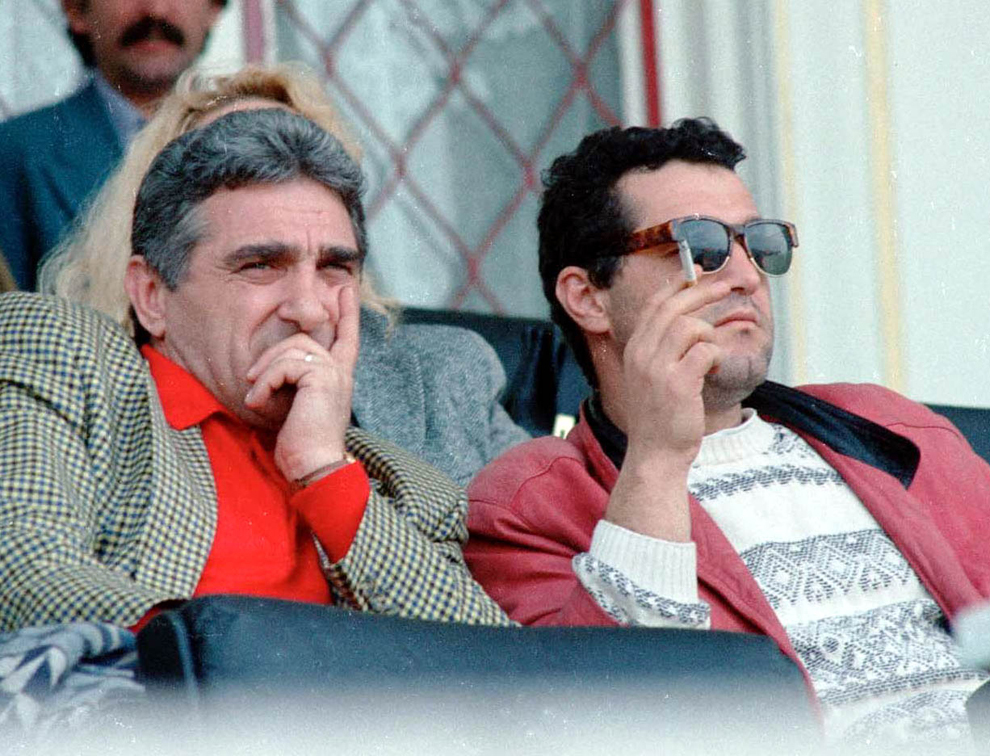 Ioan şi Gigi Becali urmăresc un meci de fotbal în data de 22 aprilie 1995.