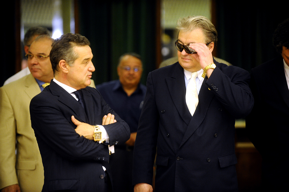 George Becali şi Corneliu Vadim Tudor, europarlamentari ce au candidat pe listele PRM, participă la ceremonia de acordare a mandatelor celor 33 de eurodeputaţi din partea României, aleşi în urma scrutinului din data de 7 iunie, în Bucureşti, joi, 11 iunie 2009.