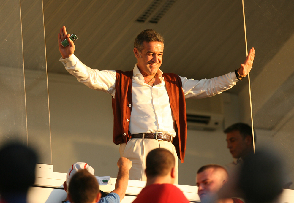 Gigi Becali, finanţatorul echipei Steaua, salută spectatorii meciului cu U Cluj, din cadrul etapei a III-a a Ligii I, la Ploieşti, duminică, 14 august 2011. 