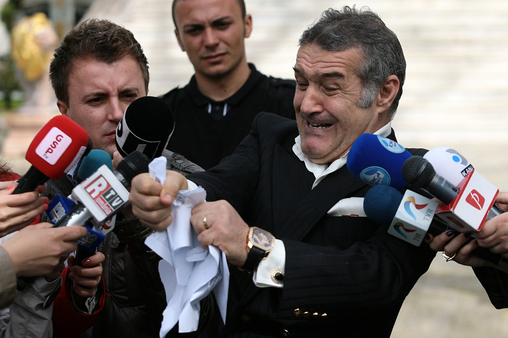 Finanţatorul Steaua, Gigi Becali rupe notificările de la Consiliul Naţional pentru Combaterea Discriminării, în timpul unei conferinţe de presă, la reşedinţa sa din Aleea Alexandru, marţi, 17 aprilie 2012. 