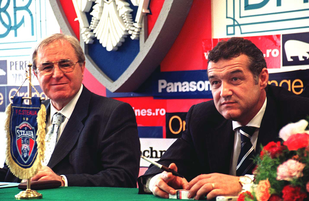 Viorel Păunescu şi Gigi Becali participă la Adunarea Generală a FC Steaua Bucureşti pentru alegerea noilor membri, vineri, 24 mai 2002.