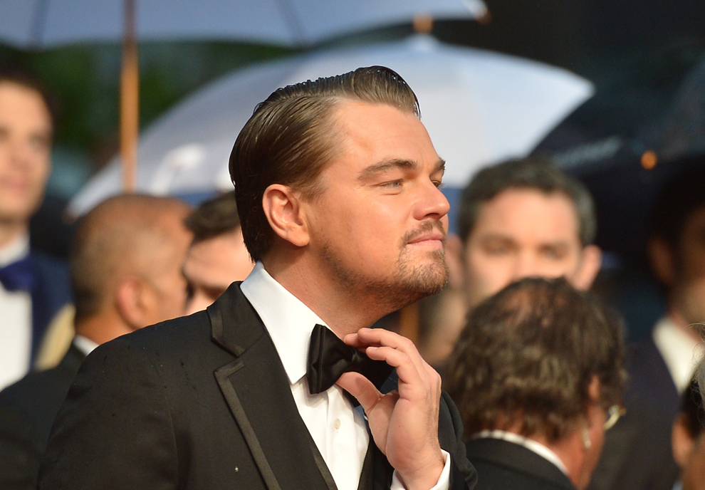 Actorul american Leonardo DiCaprio îşi aşează papionul în timp ce soseşte la proiecţia filmului ‘Marele Gatsby’, înaintea deschiderii celei de-a 66-a ediţii a Festivalului de Film de la Cannes, în Cannes, miercuri, 15 mai 2013. 