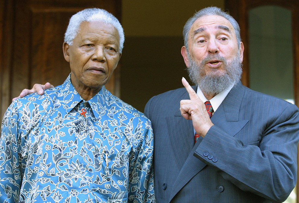 Preşedintele cubanez Fidel Castro (D) îşi exprimă bucuria de a-l întâlni pe fostul preşedinte sud-african Nelson Mandela, la biroul acestuia din Johannesburg, Africa de Sud, duminică, 2 septembrie 2001. 
