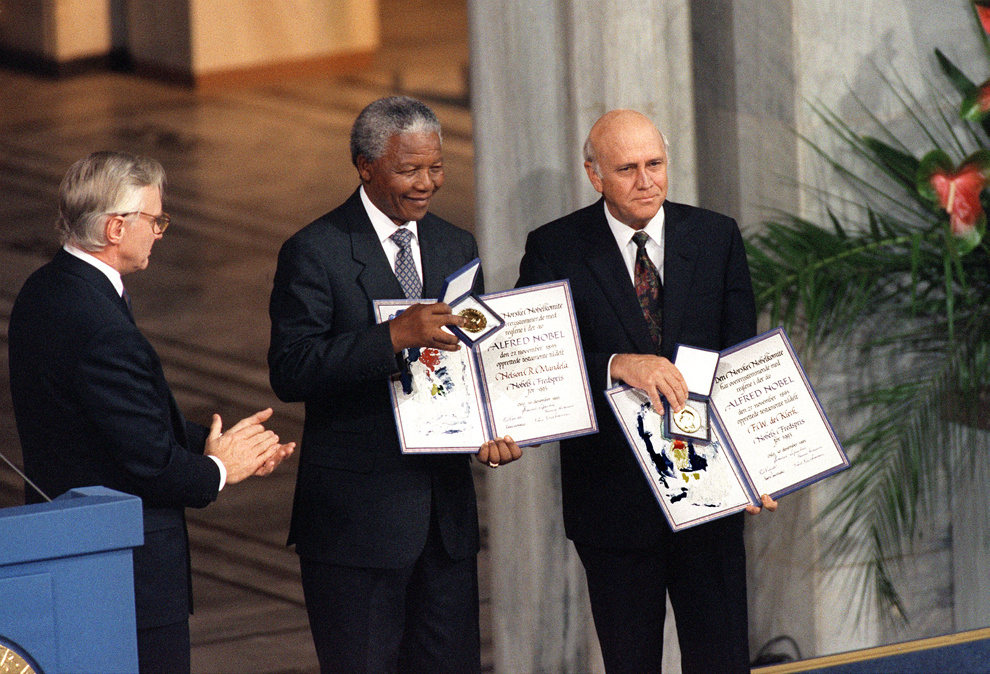 Nelson Mandela (C), preşedintele Congresului Naţional Sud-African, şi Frederik de Klerk, preşedintele Africii de Sud, pozează împreună cu premiile Nobel pentru Pace primite pentru efortul comun depus pentru încheierea în mod paşnic a apartheidului, în Oslo, joi, 9 decembrie 1993. 
