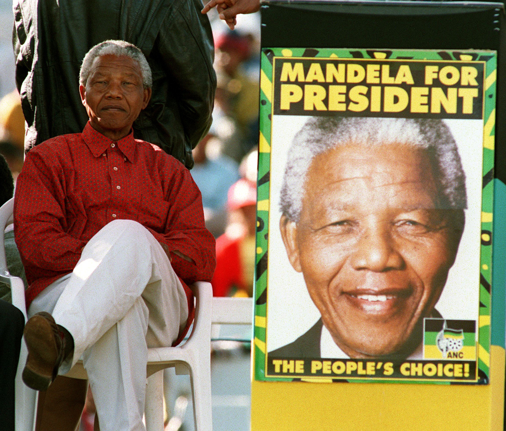 Preşedintele Congresului Naţional African (CNA), Nelson Mandela, ascultă discursul unui coleg de partid, în timpul unui miting electoral, pe stadionul din Soweto, sâmbătă, 23 aprilie 1994. 