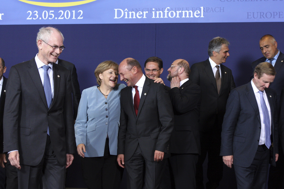 Cancelarul german, Angela Merkel (CS) discută cu preşedintele Traian Băsescu (CD) în prezenţa preşedintelui Consiliului European, Herman Van Rompuy (S), înaintea fotografiei de familie, la reuniunea Consiliului European informal de la Bruxelles, miercuri, 23 mai 2012. 