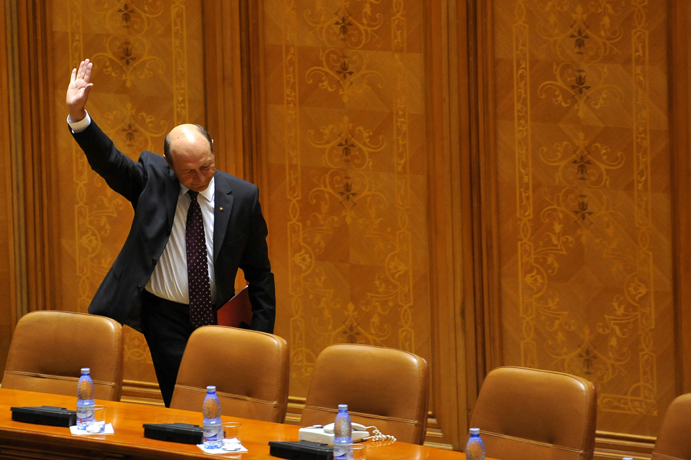 Preşedintele Traian Băsescu salută deputaţii şi senatorii, la finalul unui discurs susţinut în plenul Parlamentului, în Bucureşti, joi, 5 iulie 2012. Preşedintele Traian Băsescu a participat la şedinţa Parlamentului în care s-a dat citire solicitarii USL de suspendare a sa, cererea urmând a fi trimisă Curţii Constituţionale spre avizare. 