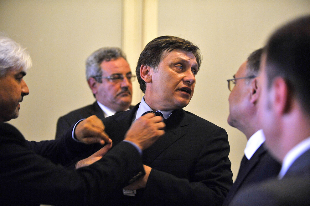 Preşedintele PNL, Crin Antonescu (C), participă la reuniunea Consiliului Naţional Executiv, la Palatul Parlamentului din Bucureşti, joi, 6 septembrie 2012. 
