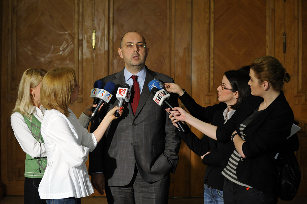 Preşedintele UDMR, Kelemen Hunor, discută cu jurnaliştii după şedinţa grupurilor parlamentare ale partidului, în Bucureşti, marţi, 6 decembrie 2011. 