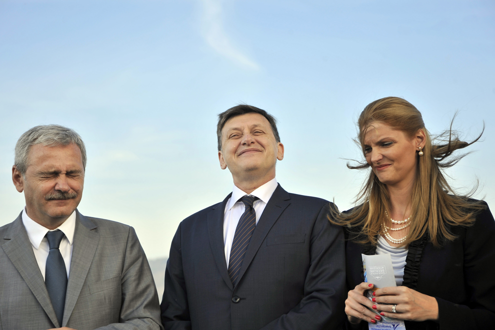 Crin Antonescu, Liviu Dragnea (S) şi Ramona Mănescu (D) asistă la inaugurarea noii piste, pe Aeroportul Internaţional "Avram Iancu” din Cluj, sâmbătă, 26 octombrie 2013. 
