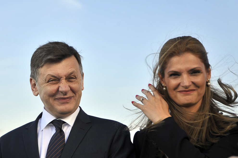 Crin Antonescu (S) şi Ramona Mănescu (C) asistă la inaugurarea noii piste, pe Aeroportul Internaţional "Avram Iancu” din Cluj, sâmbătă, 26 octombrie 2013. 