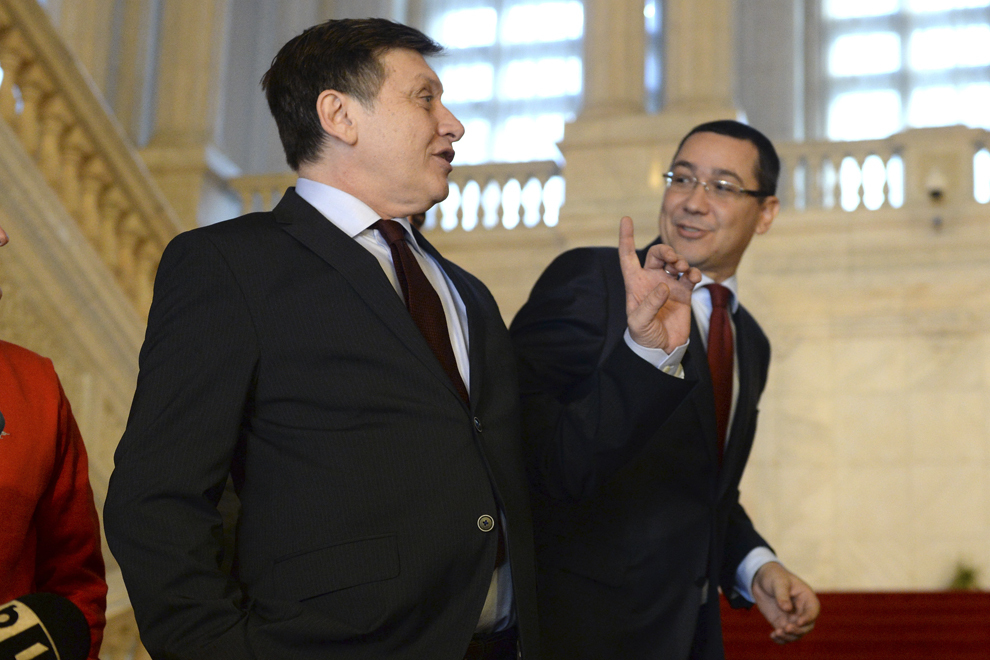 Crin Antonescu (S) şi Victor Ponta discută pe treptele Palatului Parlamentului, cu ocazia dezbaterilor "Atelierele Viitorului", organizate sub sigla Consiliului Naţional al PSD, în Bucureşti, vineri, 8 noiembrie 2013. 