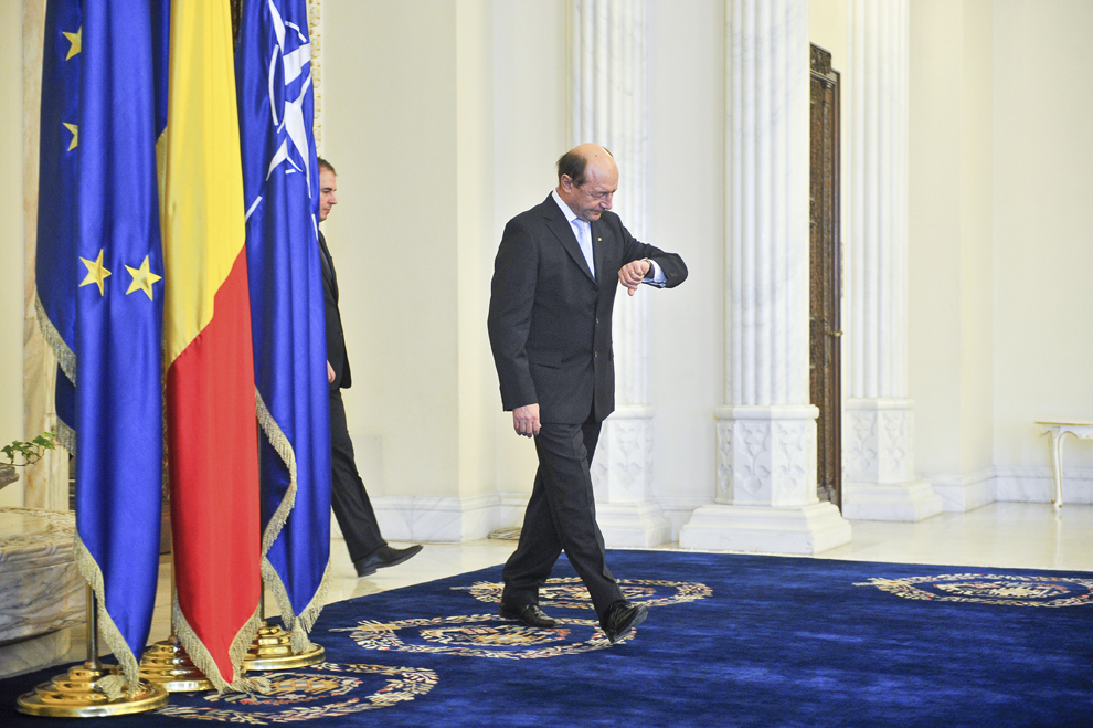 Preşedintele Traian Băsescu soseşte pentru ceremonia de primire oficială a domnului Oleg Sergheevici Malghinov (nu este în imagine), ambasadorul Federaţiei Ruse, la palatul Cotroceni, miercuri, 22 ferbuarie 2012. 