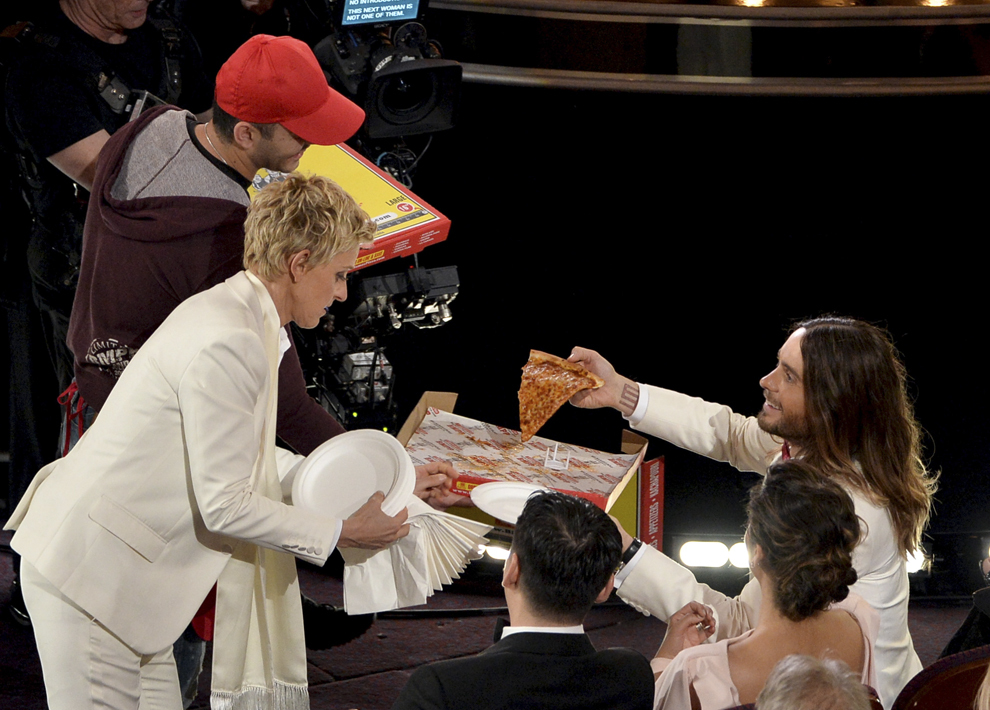 Gazda Ellen DeGeneres (S) şi actorul  Jared Leto pot fi văzuţi pe scenă în timpul celei de a 86-a ceremonii  de decernare a Oscarurilor, în Hollywood, California.