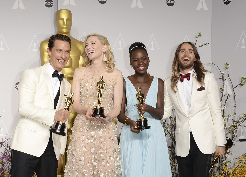 (S-D) Actorii Matthew McConaughey, câştigător al categoriei Cel mai Bun Actor în Rol Principal, Cate Blanchett, câştigătoare a categoriei Cea mai Bună Actriţă în Rol Principal, Lupita Nyong'o , câştigătoare a categoriei Cea mai Bună Actriţă în Rol Secundar şi Jared Leto, câştigător al categoriei Cel mai Bun Actor în Rol Secundar pozează în timpul ceremoniei de decernare a Oscarurilor, în Hollywood, California.