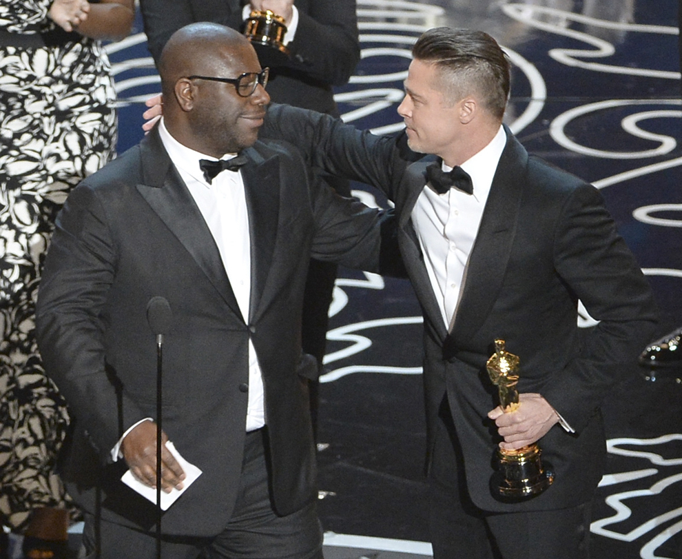 Regizorul  Steve McQueen (S) şi actorul/producătorul Brad Pitt primesc premiul pentru categoria Cel mai Bun Film, '12 Years a Slave', în timpul celei de-a  86-a ceremonii  de decernare a Oscarurilor, în Hollywood, California.