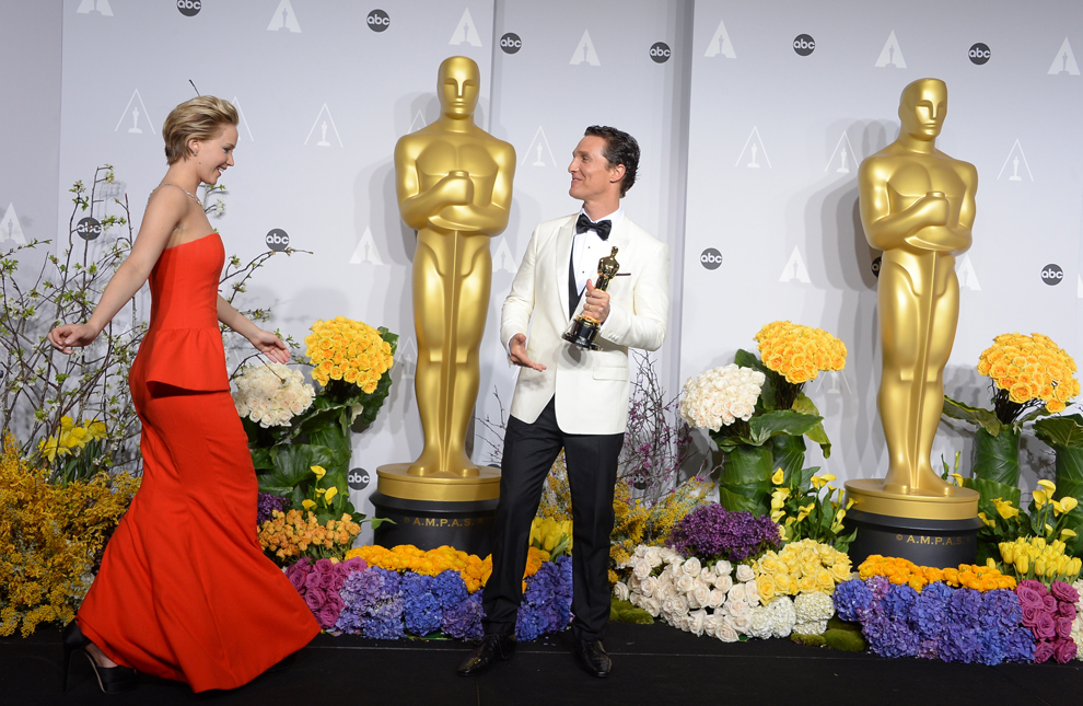 Matthew McConaughey (D) reacţionează după câştigarea categoriei Cel mai Bun Actor în Rol Principal pentru filmul "Dallas Buyers Club", alături de Jennifer Lawrence, în timpul celei de-a  86-a ceremonii  de decernare a Oscarurilor, în Hollywood, California.