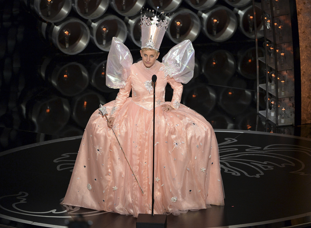 Gazda premiilor Oscar 2014, Ellen DeGeneres vorbeşte pe scena de la Dolby Theatre, în Hollywood, California.