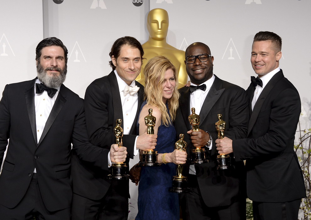 (S-D) Produătorii Anthony Katagas, Jeremy Kleiner, Dede Gardner, Brad Pitt şi regizorul Steve McQueen, câştigători ai Oscarului pentru cel mai bun film pentru  "12 Years a Slave", pozează pentru presă la Loews Hollywood Hotel, în Hollywood, California.