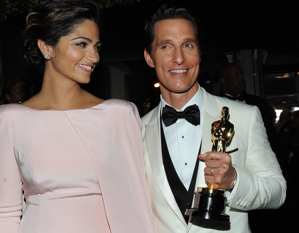 Câştigătorul categoriei Cel mai Bun Actor în Rol Principal, Matthew McConaughey şi soţia Camila Alves sosesc la Balul Guvernatorului ce a urmat celei de-a 86-a ceremonii de decernare a Oscarurilor, în Hollywood, California.