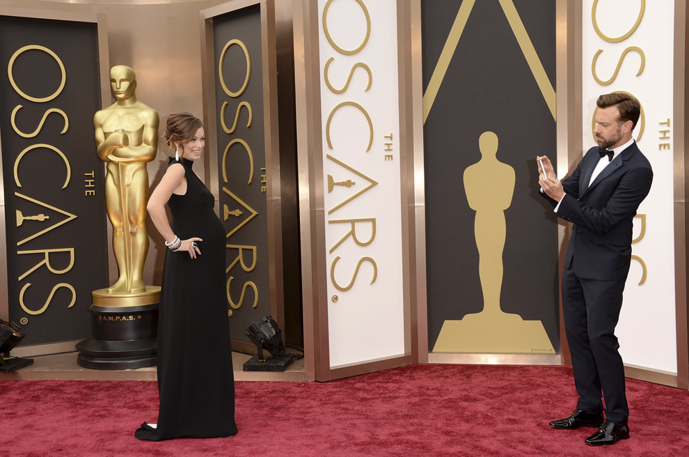 Actriţa Olivia Wilde (S) şi actorul Jason Sudeikis participă cea de-a  86-a ceremonie de decernare a Oscarurilor, în Hollywood, California.