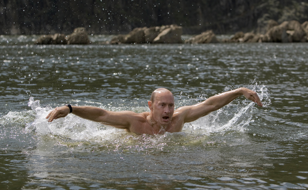 Prim-ministrul Rusiei,  Vladimir Putin înoată în stilul fluture în timpul vacanţei sale, în orasul Kyzyl din sudul Siberiei, sâmbătă, 3 august 2009.