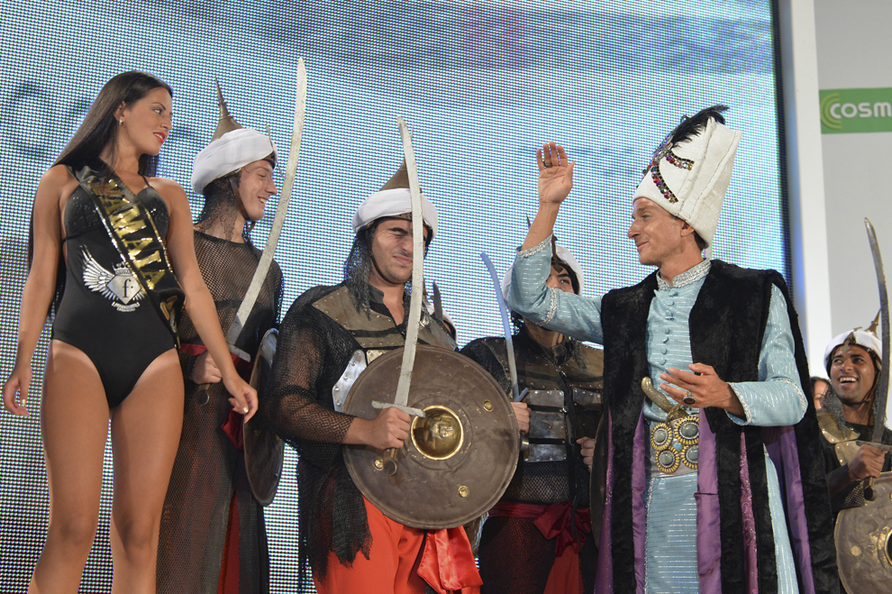 Primarul Constanţei, Radu Mazăre (D), costumat în Suleyman Magnificul, şi fiul sau, Răducu Mazăre (S3), participă, sâmbătă, 24 august 2013, la ultima ediţie din acest sezon estival a carnavalului din Mamaia.