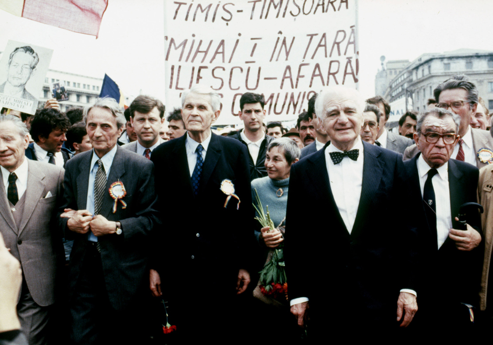 Miting şi marş regalist, organizat de partidele de opoziţie, sâmbătă, 12 septembrie 1992. În imagine, Ion Diaconescu, Corneliu Coposu, Ion Raţiu.